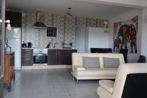 salon z kanapą i kuchnią w obiekcie Apartment Isabel w mieście Sorbas