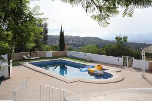 una piscina con un juguete en el patio trasero en Apartment Isabel, en Sorbas