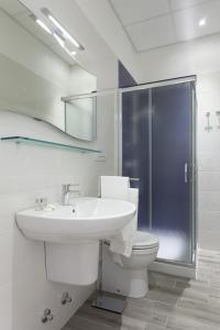 ガリポリにあるCosta Azzurra Gallipoliのバスルーム(洗面台、トイレ、シャワー付)