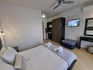 Postel nebo postele na pokoji v ubytování GreenHill Holiday Suites