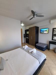 Postel nebo postele na pokoji v ubytování GreenHill Holiday Suites