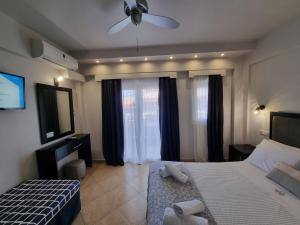 Postel nebo postele na pokoji v ubytování GreenHill Holiday Suites