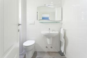 ガリポリにあるCosta Azzurra Gallipoliの白いバスルーム(トイレ、シンク付)
