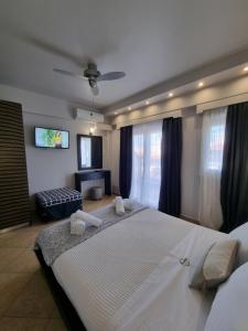 Postel nebo postele na pokoji v ubytování GreenHill Holiday Suites