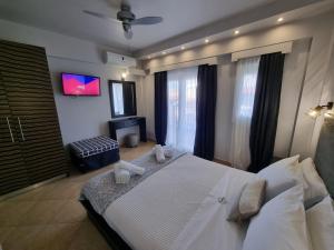 Postel nebo postele na pokoji v ubytování GreenHill Holiday Suites