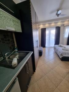 Postel nebo postele na pokoji v ubytování GreenHill Holiday Suites