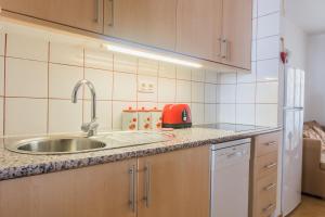 een keuken met een spoelbak en een aanrechtblad bij Casa MiraMar - Las Torres del Castillo in Costa de Antigua +32 foto's