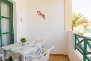 een tafel en stoelen in een kamer met een raam bij Casa MiraMar - Las Torres del Castillo in Costa de Antigua