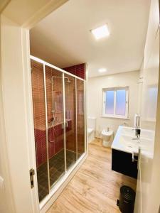 La salle de bains est pourvue d'une douche, d'un lavabo et de toilettes. dans l'établissement Casa Souto da Serra, à Portalegre