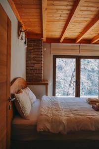 - une chambre avec un lit et une grande fenêtre dans l'établissement Sapanca ÇarkTaşEv, à Sapanca