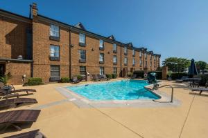 a large swimming pool in front of a building at Comfort Inn Newport News - Hampton I-64 in Newport News