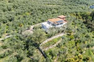 una vista aerea di una casa in una foresta di Casa tra gli Olivi ad Arco