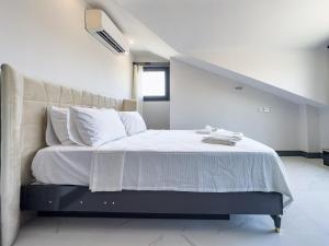 Ένα ή περισσότερα κρεβάτια σε δωμάτιο στο Memories Downtown Villas