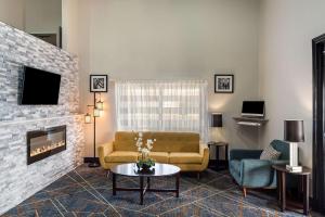 sala de estar con sofá y chimenea en Sleep Inn en Spartanburg