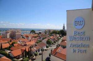 a sign for the best western attraction ie port in a town at Best Western Arcachon Le Port in Arcachon