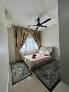 um quarto com uma cama e uma ventoinha de tecto em Homestay 3R2B Muci Residensi Zamrud, Kajang 2, Bandar Baru Bangi - non smoking homestay em Kajang