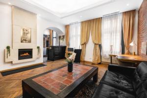 uma sala de estar com um sofá e uma lareira em Castello Apartments em Viena