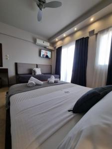 Postel nebo postele na pokoji v ubytování GreenHill Holiday Suites