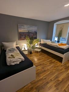 een slaapkamer met 2 bedden en een raam bij Flensburg Zentrum 50 in Flensburg