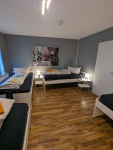 een kamer met 2 bedden en een tafel met verlichting bij Flensburg Zentrum 50 in Flensburg