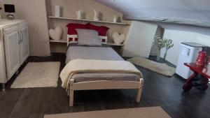 1 dormitorio con 1 cama y vestidor en Côté Terrasse en Apt