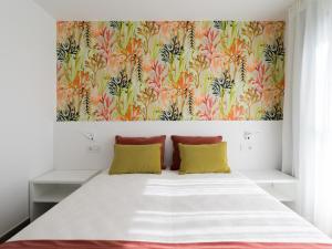 Schlafzimmer mit einem Bett mit Blumentapete in der Unterkunft Atenea By CanariasGetaway in Telde