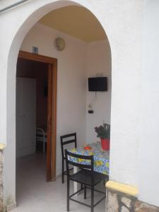 Habitación con mesa, silla y TV. en Villaggio Mare Blu en Vieste