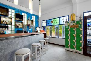 um bar com bancos num restaurante com janelas em The White Knot Koh Chang em Ko Chang