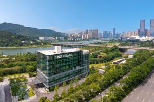 uma vista aérea de um edifício numa cidade em Fairfield by Marriott Changsha Yuelu em Changsha