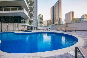 una gran piscina azul en la azotea de un edificio en Frank Porter - Continental Tower en Dubái