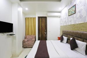 Een bed of bedden in een kamer bij Hotel Broadway, Near Delhi Airport,