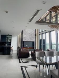 een woonkamer met banken en een glazen tafel bij Eco Penthouse in Hanoi