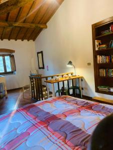 1 dormitorio con 1 cama grande en una habitación en Spacious room "Ragusana" for 2 guests & child, en Donnini