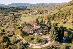 una vista aérea de una casa en una colina en Spacious room "Ragusana" for 2 guests & child en Donnini