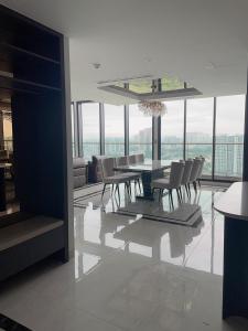 een eetkamer met een tafel en stoelen in een gebouw bij Eco Penthouse in Hanoi