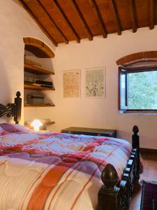 - une chambre avec un lit et une fenêtre dans l'établissement Spacious room "Ragusana" for 2 guests & child, à Donnini