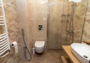 une salle de bain avec une douche, des toilettes et un lavabo dans l'établissement Heart of Sofia Studio, à Sofia