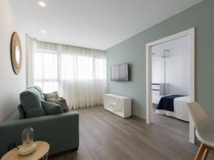 - un salon avec un canapé et une chambre dans l'établissement Poseidon By CanariasGetaway, à Telde