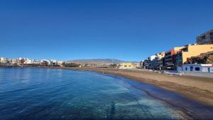 - une vue sur la plage, les bâtiments et l'océan dans l'établissement Poseidon By CanariasGetaway, à Telde