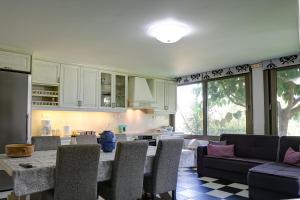 Η κουζίνα ή μικρή κουζίνα στο Ermis house