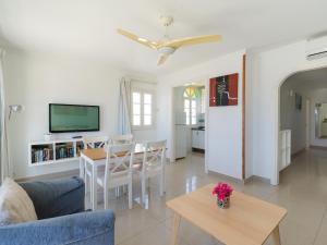 - un salon avec une table et une télévision dans l'établissement Marina nº 48, à Puerto de Mogán