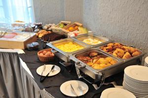 ein Buffet mit vielen verschiedenen Speisen auf dem Tisch in der Unterkunft Anamar Skiathos Hotel in Punta