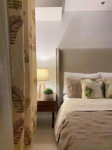 a bedroom with a bed and a table with a lamp at Casa de Vacaciones in Manila