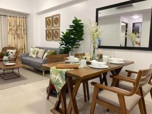 a dining room and living room with a table and chairs at Casa de Vacaciones in Manila