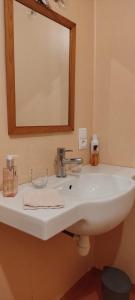 y baño con lavabo blanco y espejo. en Appartement République, en Carbonne