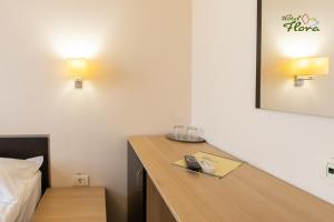 Postel nebo postele na pokoji v ubytování Hotel Flora