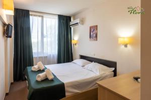Postel nebo postele na pokoji v ubytování Hotel Flora