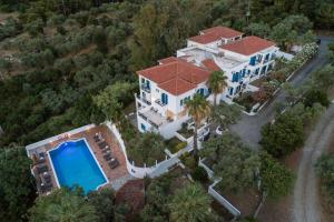 uma vista aérea de uma casa com piscina em Anamar Skiathos Hotel em Punta