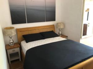 1 dormitorio con 1 cama en blanco y negro y 2 lámparas en Casa tranquil, en Santa Bárbara de Nexe