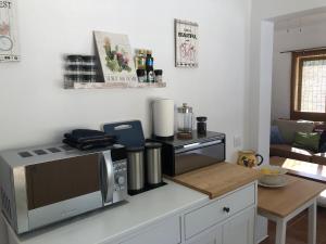 een keuken met een magnetron en een aanrecht bij Casa tranquil in Santa Bárbara de Nexe +9 foto's